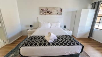 スタンダード ルーム 簡易キッチン (Queen Room) | 高級寝具、ピロートップベッド、アイロン / アイロン台、WiFi (無料)