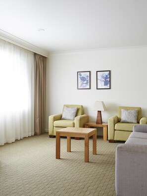 Leilighet, 2 soverom (Apartment, 2 Bedrooms (Queen, single)) | Oppholdsrom | En 0-tommers TV med digitale kanaler samt DVD-spiller