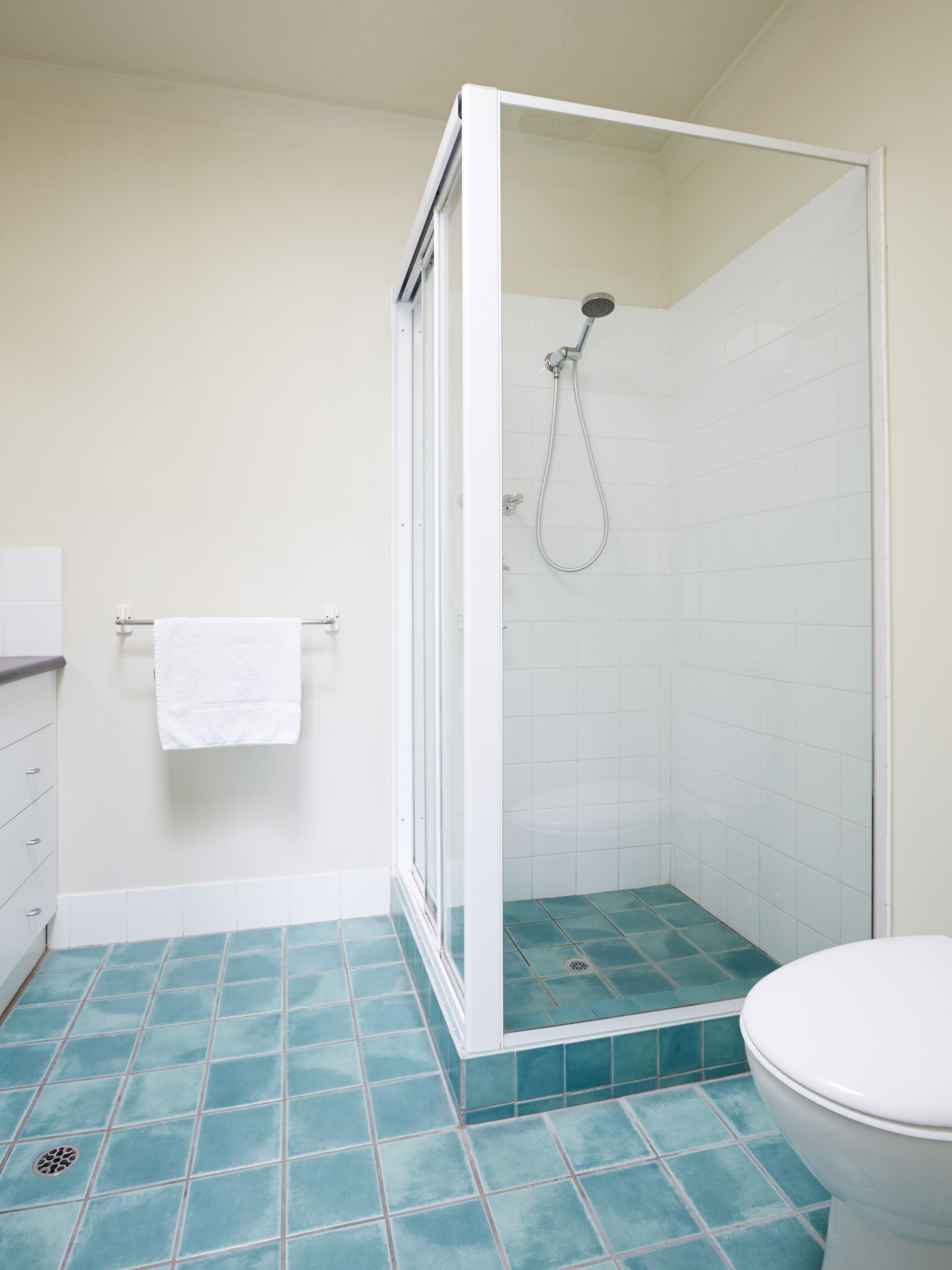 apartment, 2 bedrooms  (queen, single bunks) | bathroom | shower, free toiletries, towels