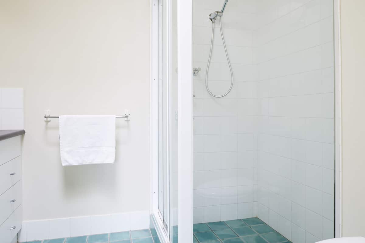 apartment, 2 bedrooms  (queen, single bunks) | bathroom | shower, free toiletries, towels