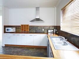 Frigobar, cafetera/tetera, tetera/pava eléctrica