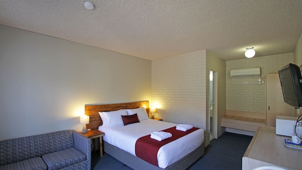 Queen Room (1 Queen)  | Desk, iron/ironing board, free WiFi, bed sheets - Atlas Motel (Dubbo)