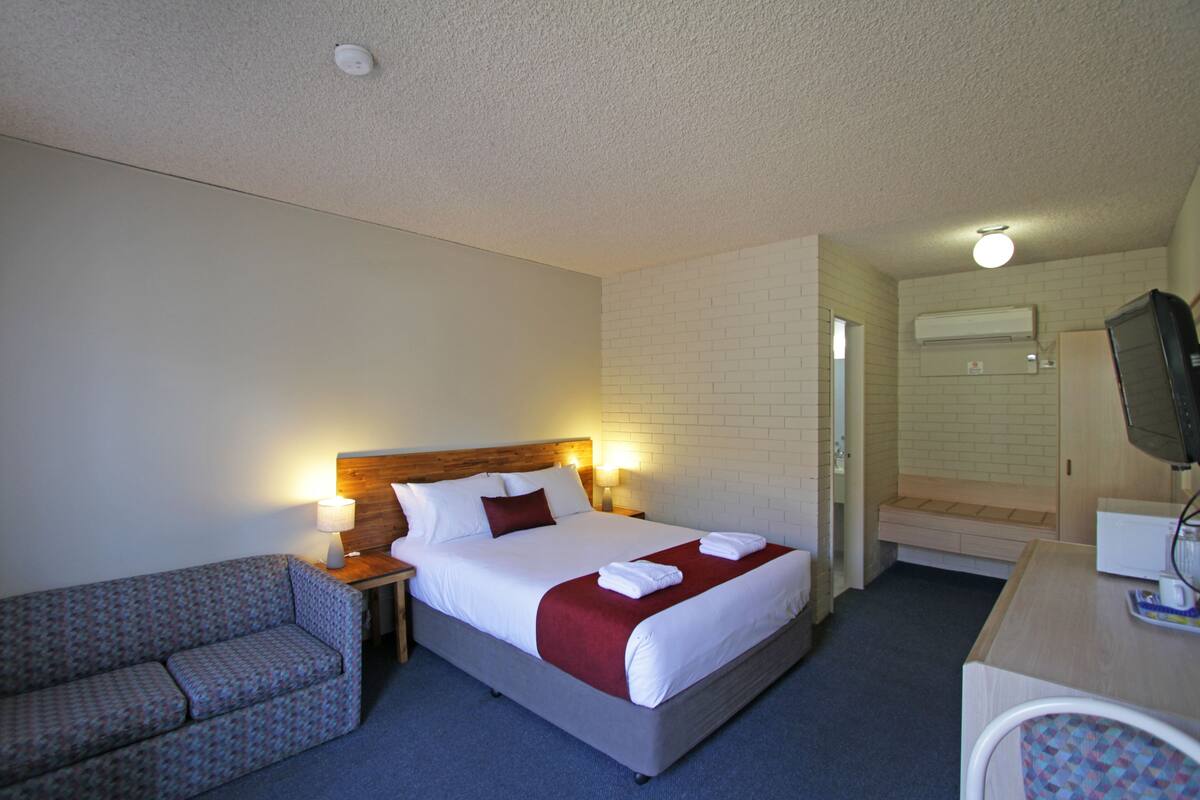 Queen Room (1 Queen) | Desk, iron/ironing board, WiFi (free), bed sheets