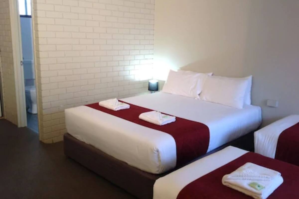 Large Family Room (1 Queen & 3 Singles) | Desk, iron/ironing board, WiFi (free), bed sheets