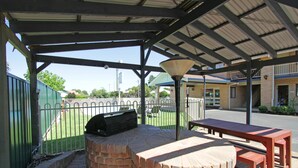BBQ/picnic Area - Atlas Motel (Dubbo)