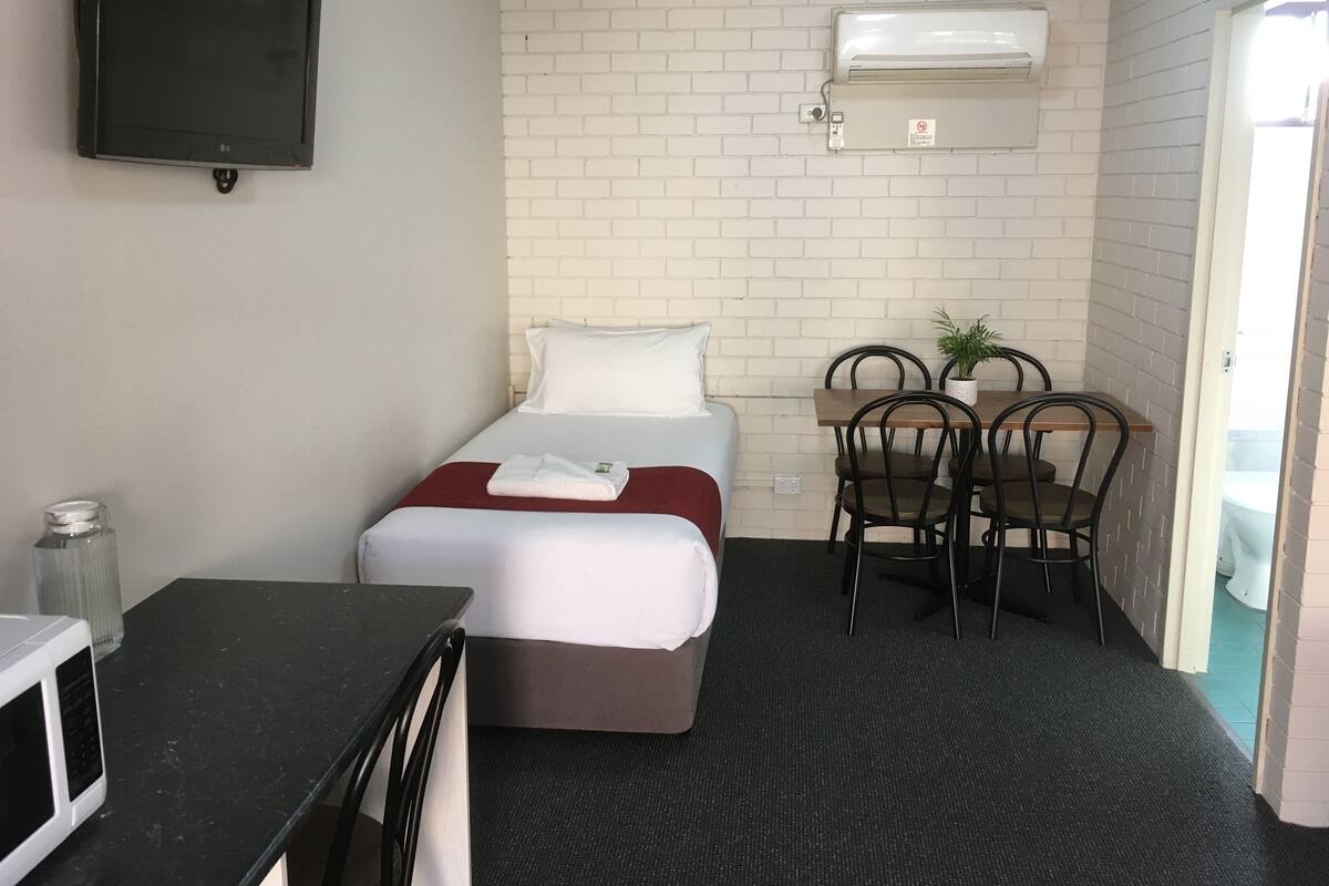 Desk, iron/ironing board, WiFi (free), bed sheets