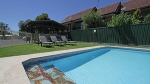 Outdoor pool - Atlas Motel (Dubbo)