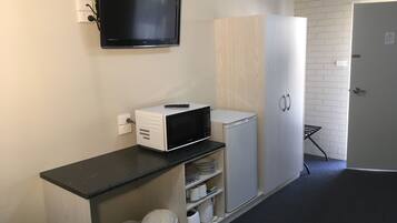 Family Room | Desk, iron/ironing board, free WiFi, bed sheets