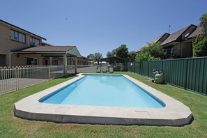 Outdoor pool - Atlas Motel (Dubbo)