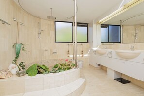 Panoramic Apartment | Bathroom | Hydromassage showerhead, hair dryer, towels