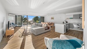 Un apartamento moderno con sala de estar, comedor y cocina.