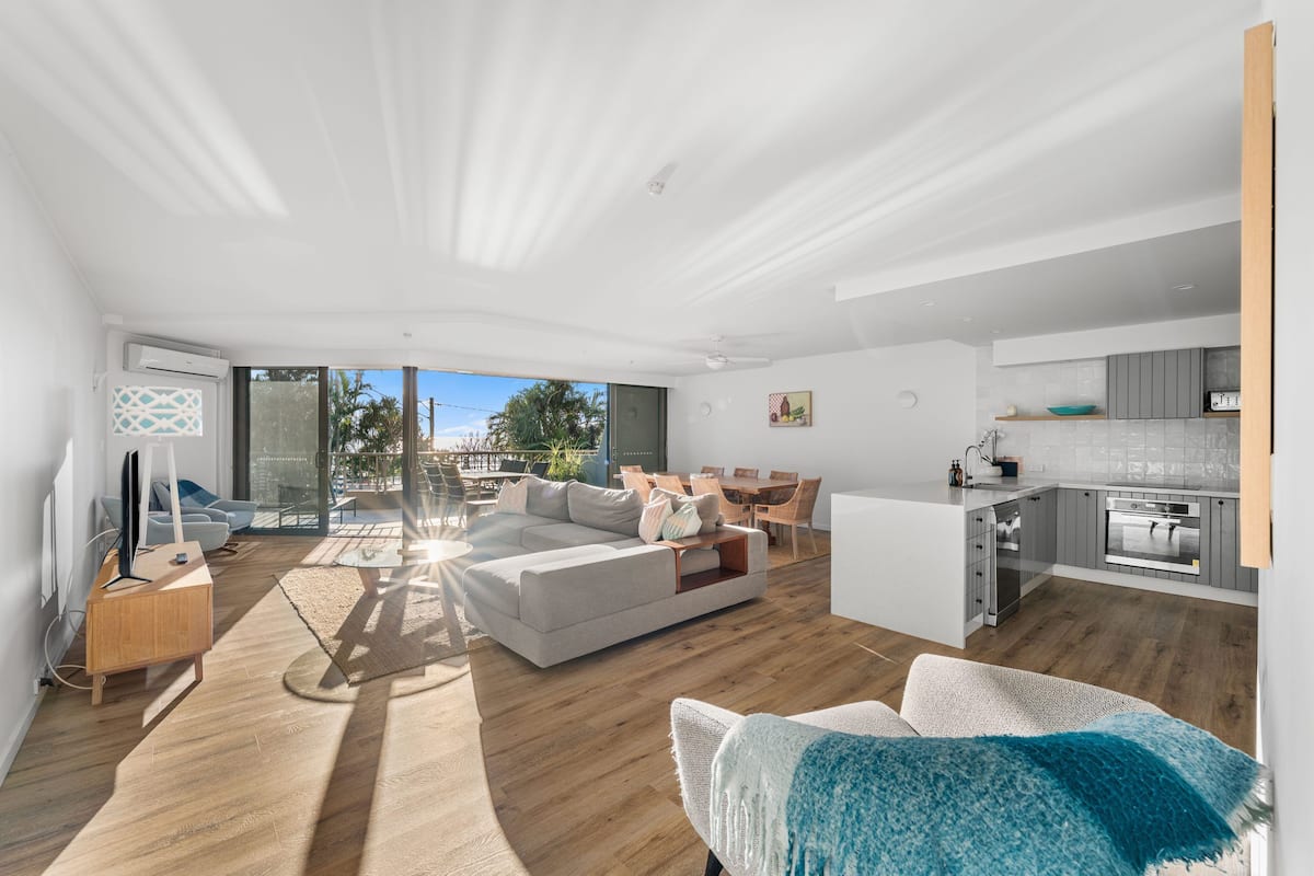Un appartement moderne comprenant un salon, un coin repas et une cuisine.