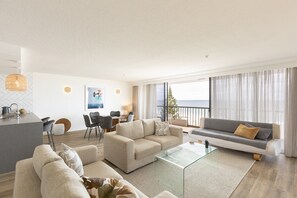 Appartamento, 1 camera da letto | Area soggiorno | TV, tavolo da ping pong