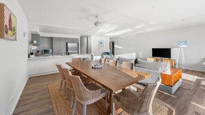 Un espacio habitable moderno y abierto, con comedor, cocina y zona de estar.
