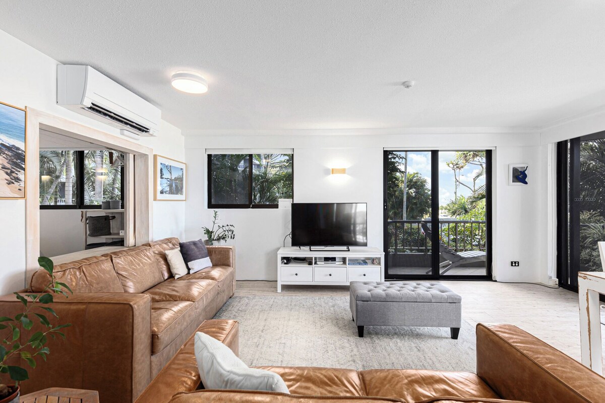 Deluxe Apartment, 2 Bedrooms, Balcony, Beach View | Desk, soundproofing, iron/ironing board, WiFi (free)