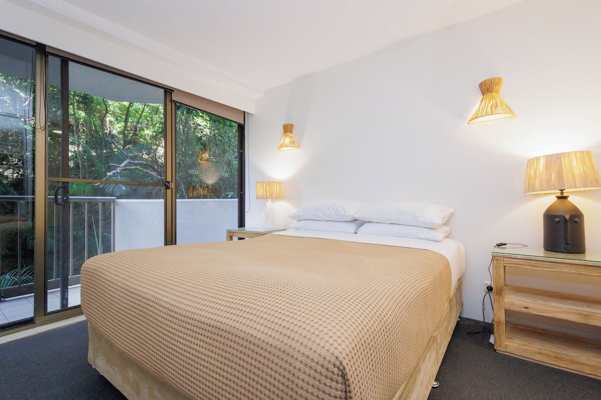 3 bedrooms, desk, soundproofing, iron/ironing board