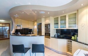 Ático, 3 habitaciones, vistas al mar | Cocina privada | Frigorífico grande, microondas, horno y placa de cocina