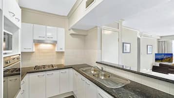 Refrigerador con freezer, microondas, horno, placa de cocina