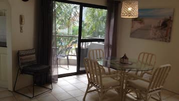 Apartamento standard, 2 quartos, cozinha (5 Nights) | Opções para refeição no quarto