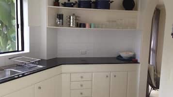 Apartamento standard, 2 quartos, cozinha (5 Nights) | Cozinha privada | Geladeira grande, micro-ondas, cooktop, cafeteira/chaleira