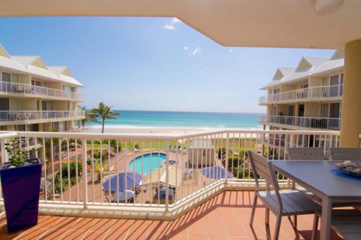 Ein Balkon mit Blick auf Strand und Pool.
