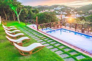 Una piscina al aire libre