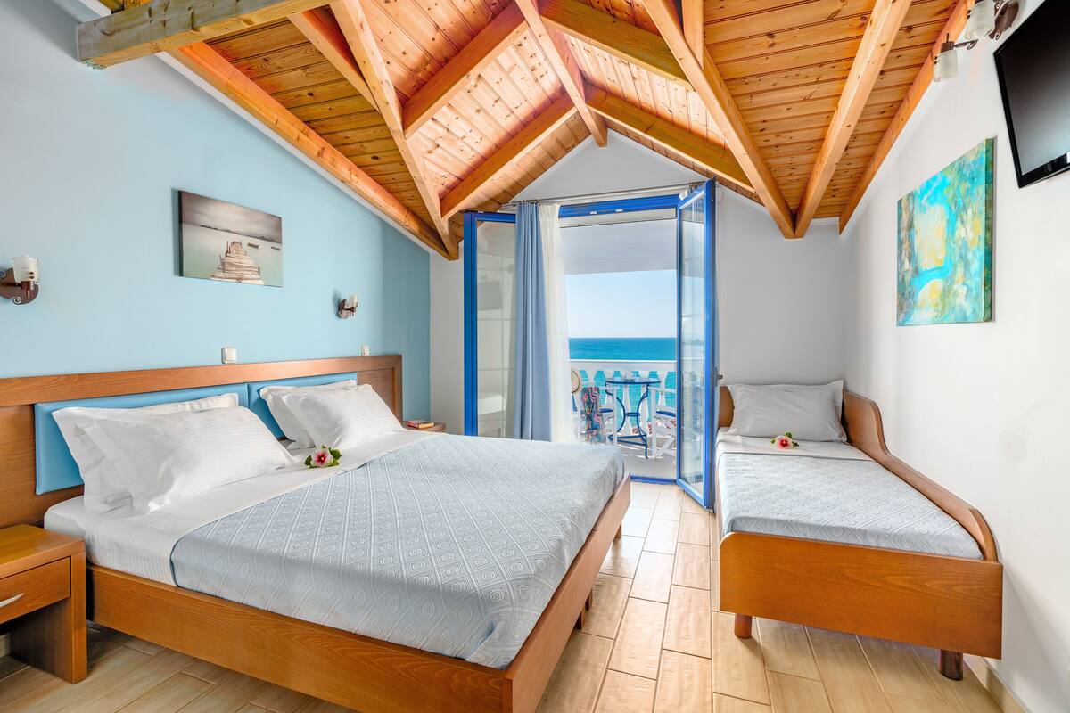 Habitació triple, vistes al mar | Escriptori, habitacions insonoritzades i llits addicionals