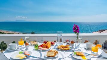 Triple Room, Sea View | Desk, soundproofing, rollaway beds, free WiFi