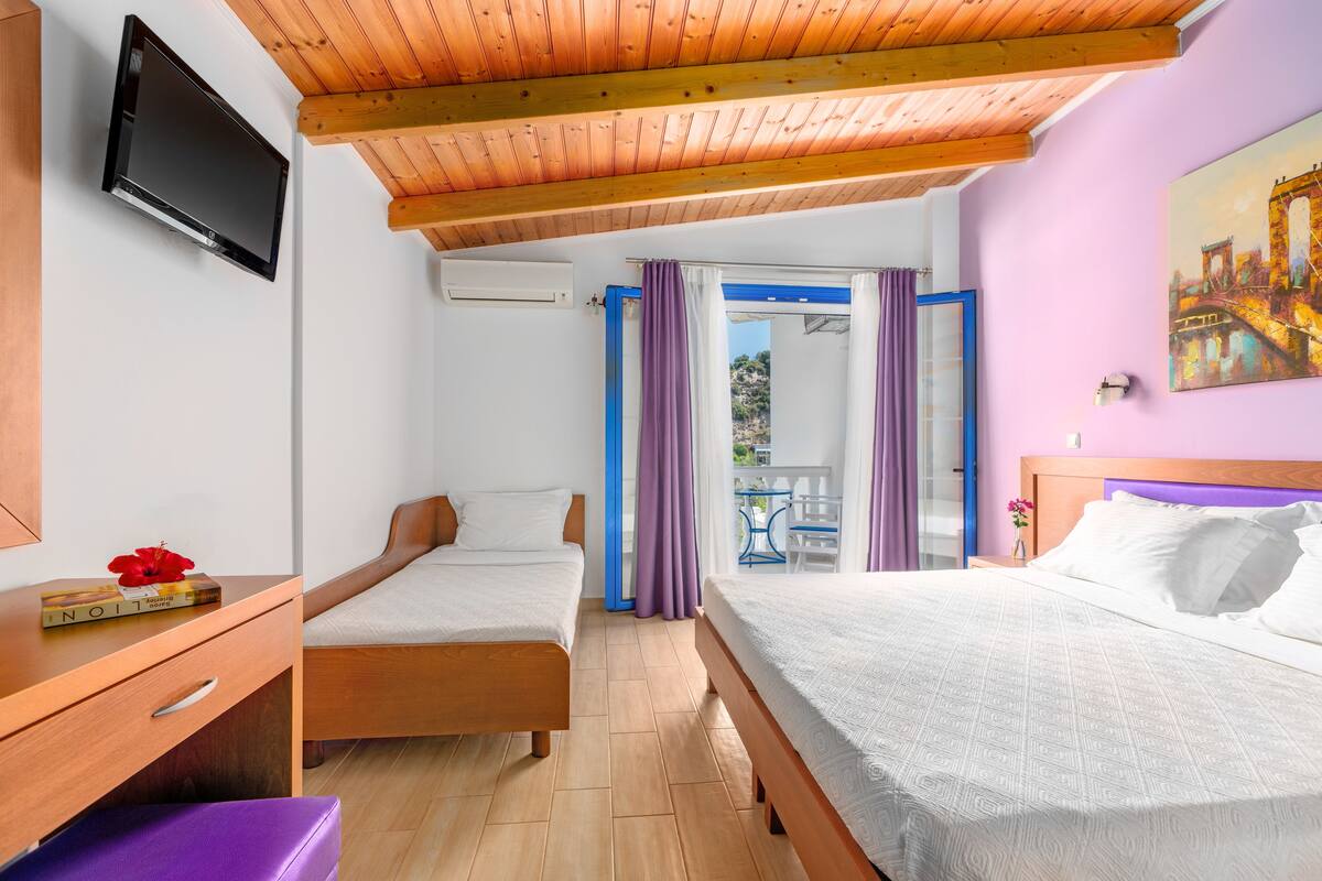 Habitació triple, vistes parcials al mar | Escriptori, habitacions insonoritzades i llits addicionals