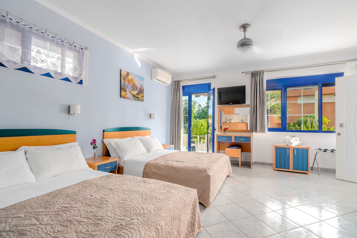 studio, kitchen (for 5 (ground floor)) | desk, soundproofing, rollaway beds, free wifi