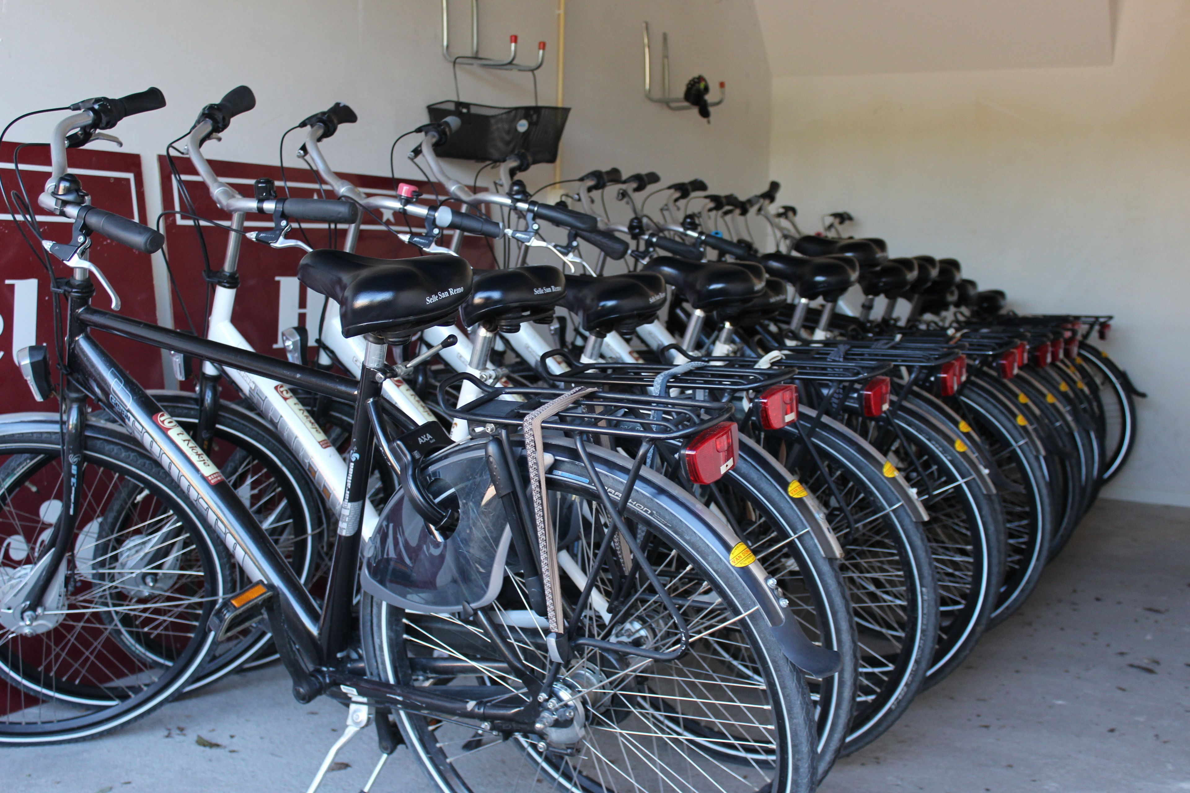 Una fila de bicicletas estacionadas en un garaje.
