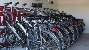 Una fila de bicicletas estacionadas en un garaje.