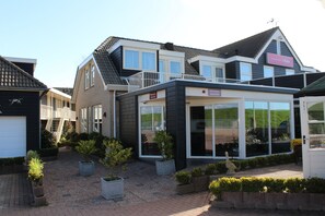 Pintu masuk properti