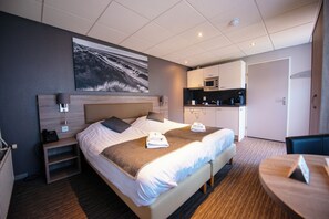 Studio Standar | Brankas, meja kerja, Wi-Fi gratis, dan dapat diakses tamu berkursi roda