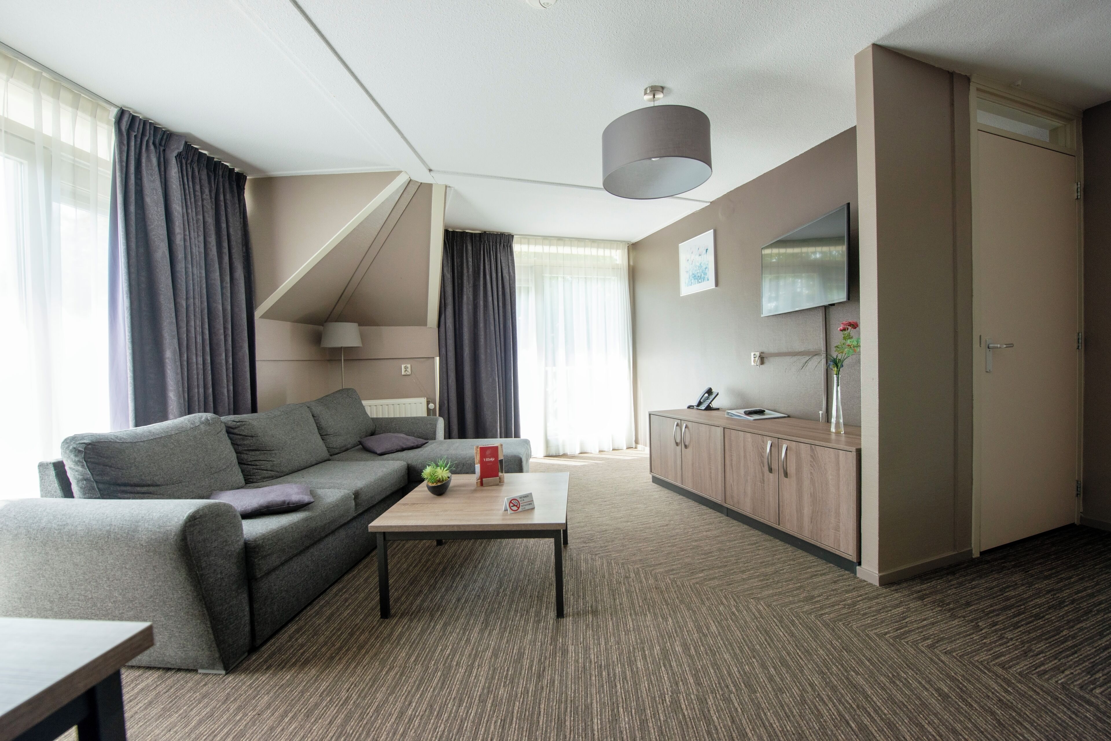 luxury studio | in-room safe, desk, free wifi, wheelchair access