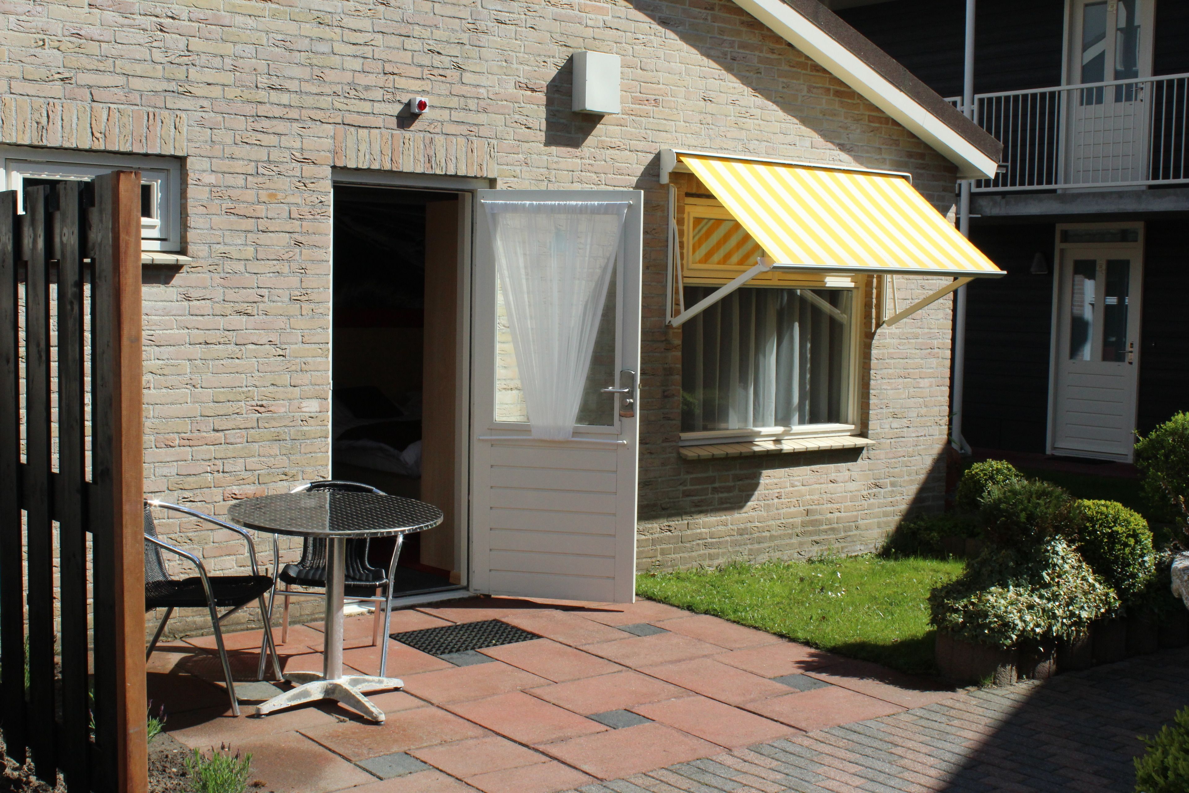 standard studio | terrace/patio