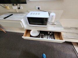 Deluxe Twin Room, 1 Bedroom, Non Smoking, Ground Floor | Bathroom | Shower, free toiletries, hair dryer, towels