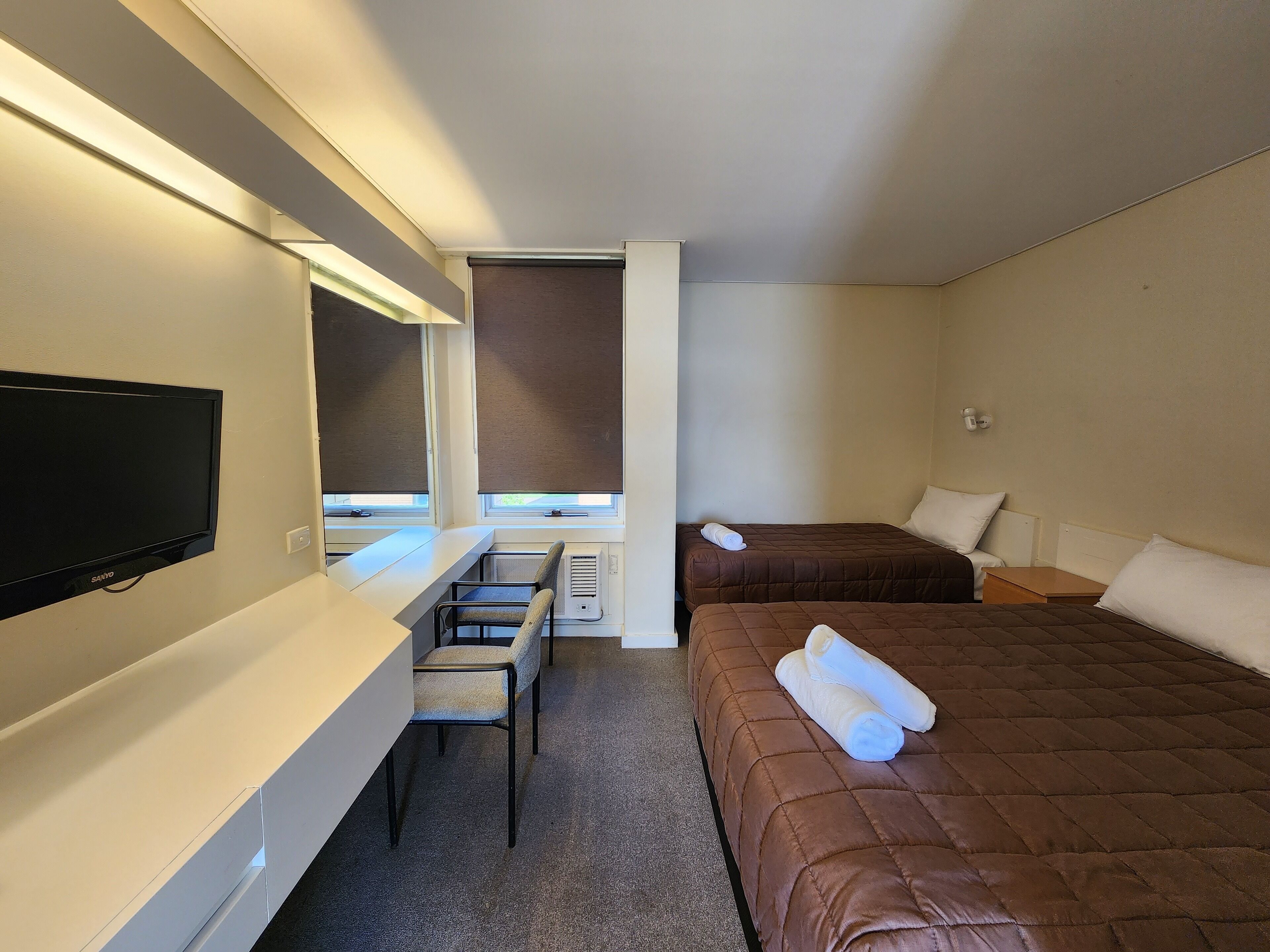 Tabla de planchar con plancha, wifi gratis y ropa de cama 