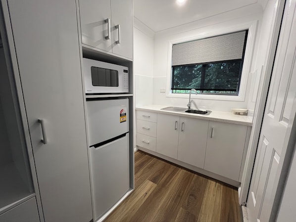 Premium Double Room (Not Pet friendly) | Iron/ironing board, free WiFi, bed sheets - Almond Inn Motel (East Tamworth)