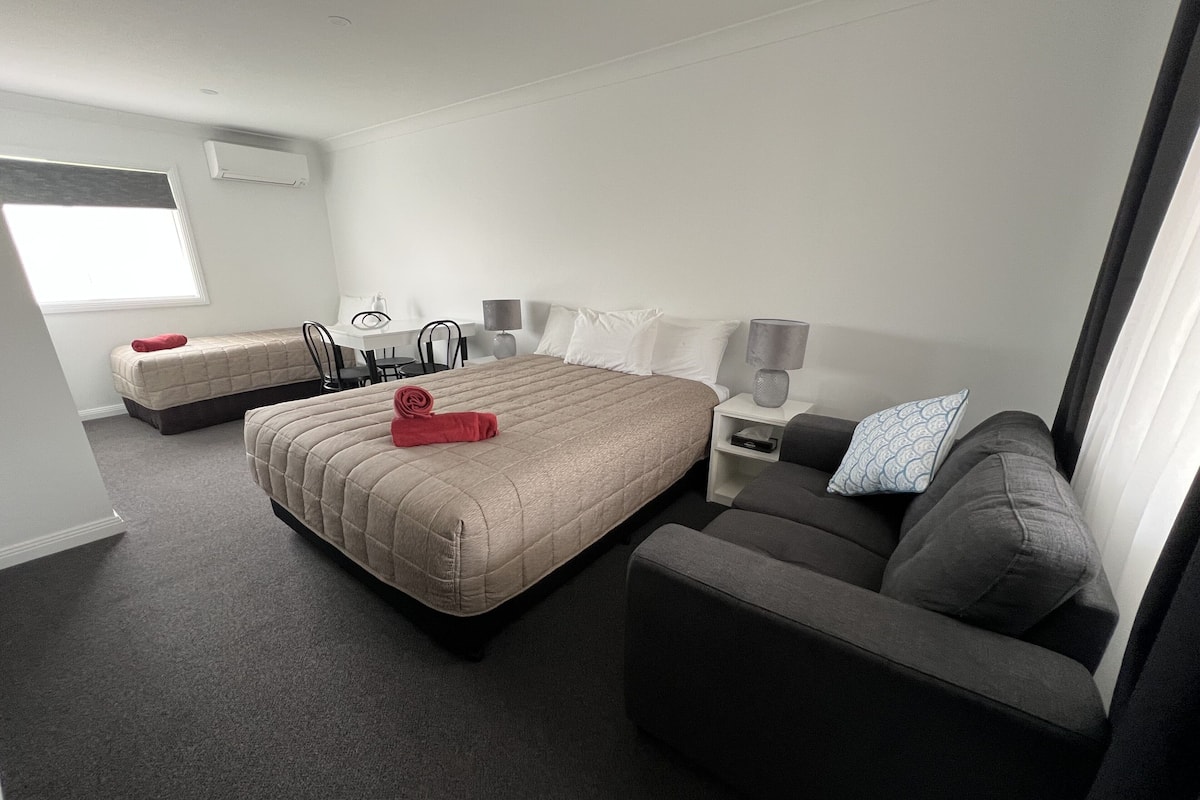 Premium driepersoonskamer | 1 slaapkamer, een strijkplank/strijkijzer, gratis wifi, beddengoed