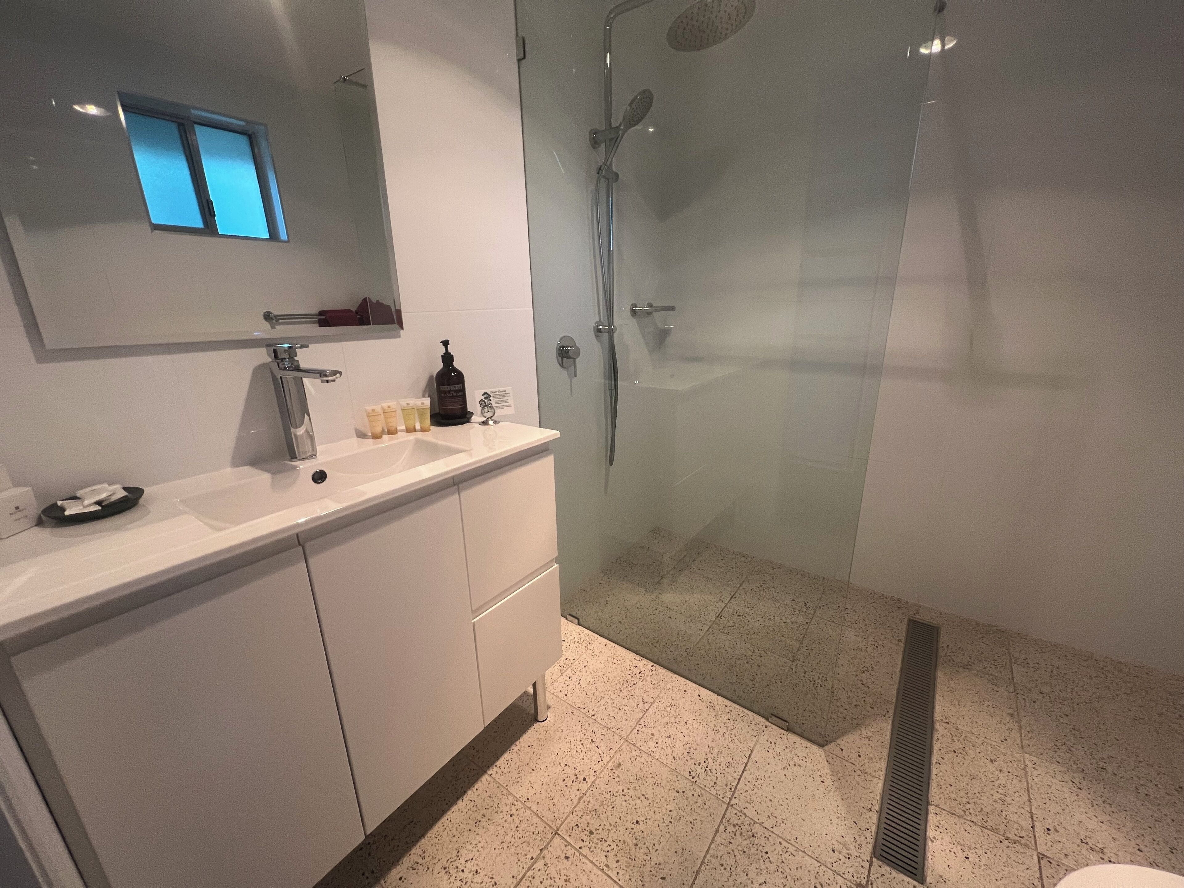 Habitació triple prèmium | Bany | Dutxa, articles de tocador gratuïts, assecador de cabells i tovalloles 