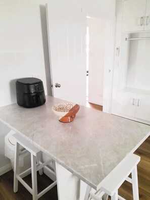Premium Apartment, Pets allowed | Private kitchen - Almond Inn Motel (East Tamworth)