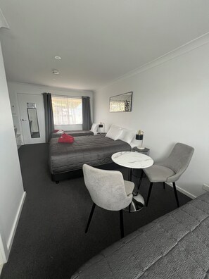 Premium Quadruple Room (Not Pet friendly) - Almond Inn Motel (East Tamworth)