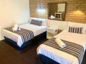 Standard Twin Room (1x Double & 1x Single) | Blackout drapes, iron/ironing board, free WiFi, bed sheets - Albury City Motel (Albury)