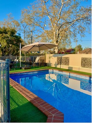 Outdoor pool - Albury City Motel (Albury)
