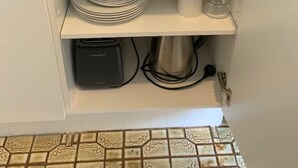 Kaffetrakter/tekoker, kjøleskap, mikrobølgeovn og vannkoker