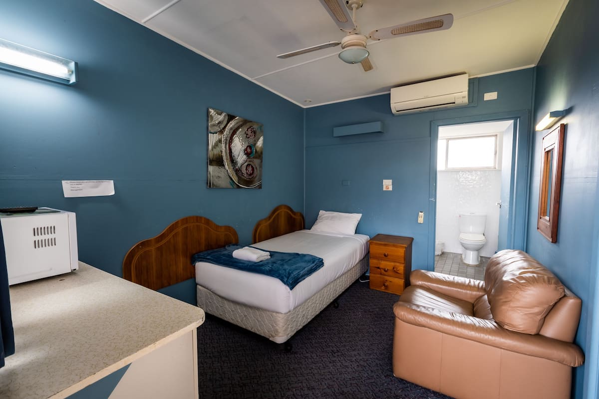 Single Room (Budget) | Meja, seterika/papan seterika, katil bayi/kot (percuma), Wi-fi percuma