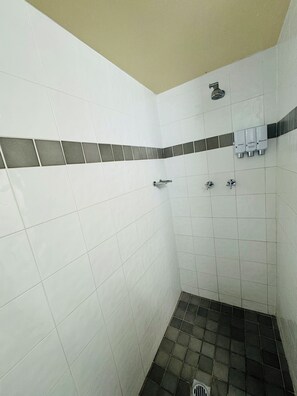 Douche, séchoir à cheveux, serviettes fournies