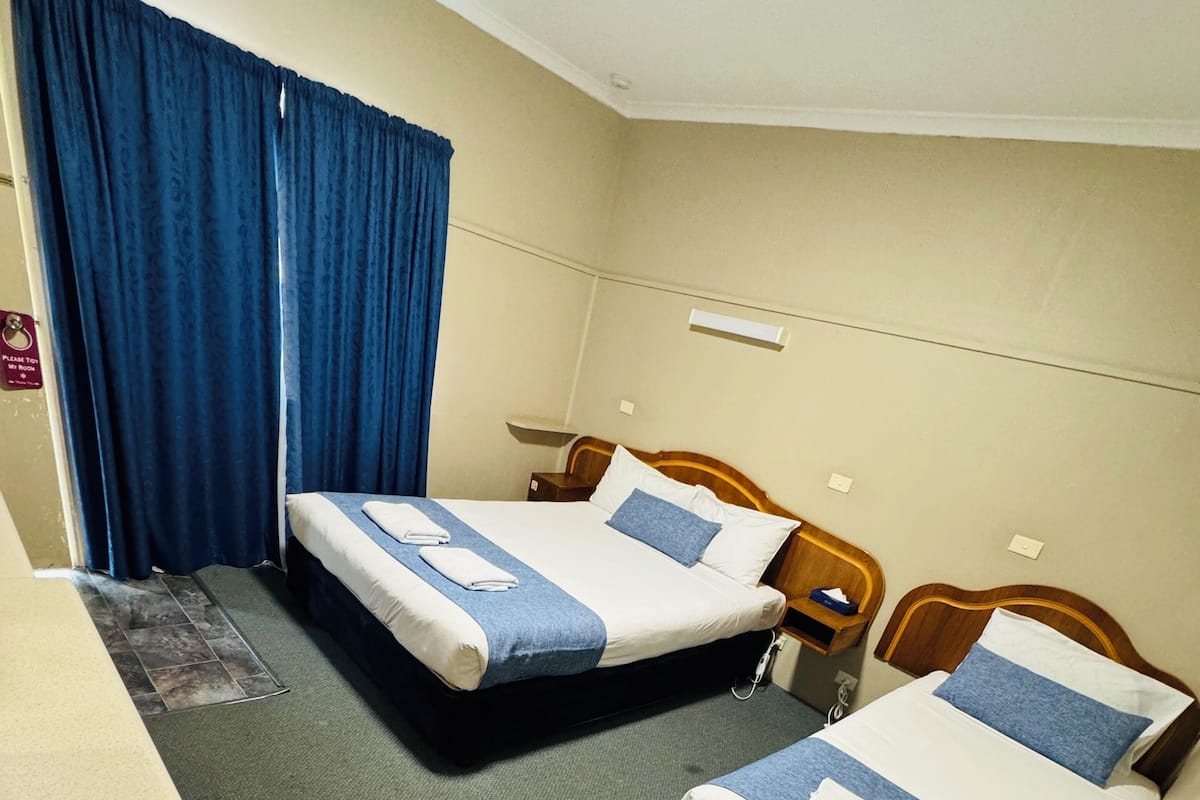 Room (Queen & Single) | Meja, seterika/papan seterika, katil bayi/kot (percuma), Wi-fi percuma