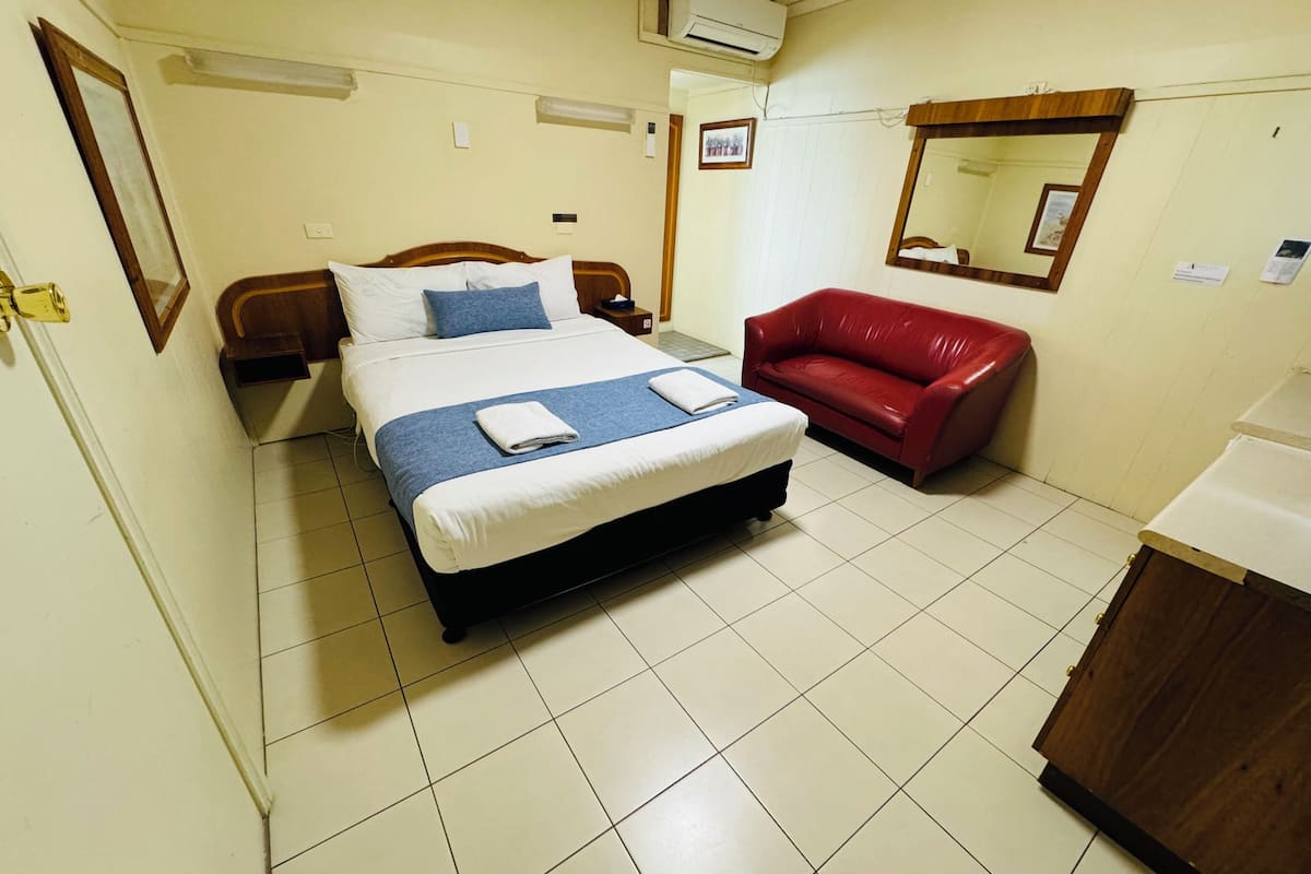 Standard Room, 1 Katil Ratu (Queen) | Meja, seterika/papan seterika, katil bayi/kot (percuma), Wi-fi percuma